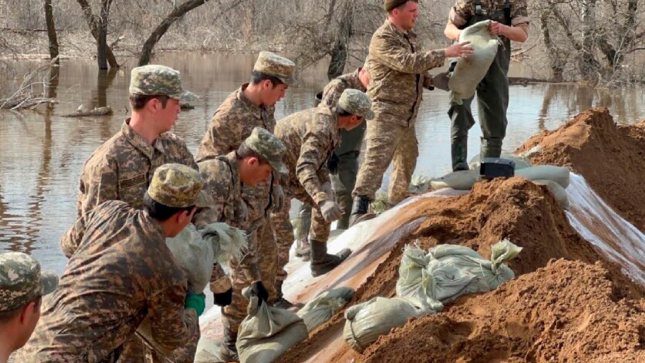 Вода в реке Урал продолжает прибывать. Военные обносят села и города дамбами в Казахстане