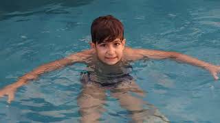 Mostrando As Piscinas E Tomando Banho