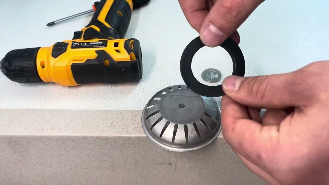 Установка прямоточного сифона S-5107 с переливом на кухонную мойку.