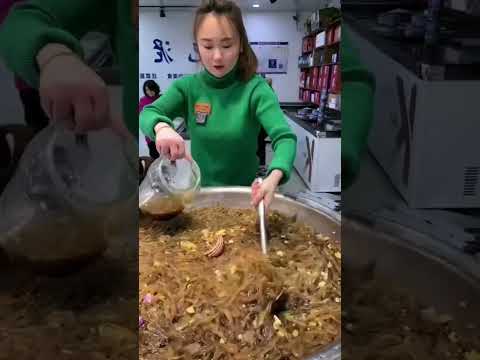فتاه من الصين تقوم بطبخ الحشرات لاكل ارحمينا يا صين بقي 