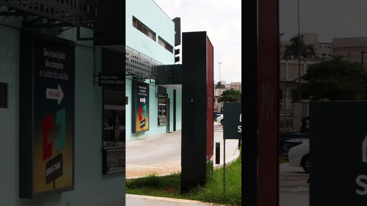 LED10 | Retail Media Totem dupla face 