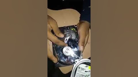 Take a look inside a hard drive while it