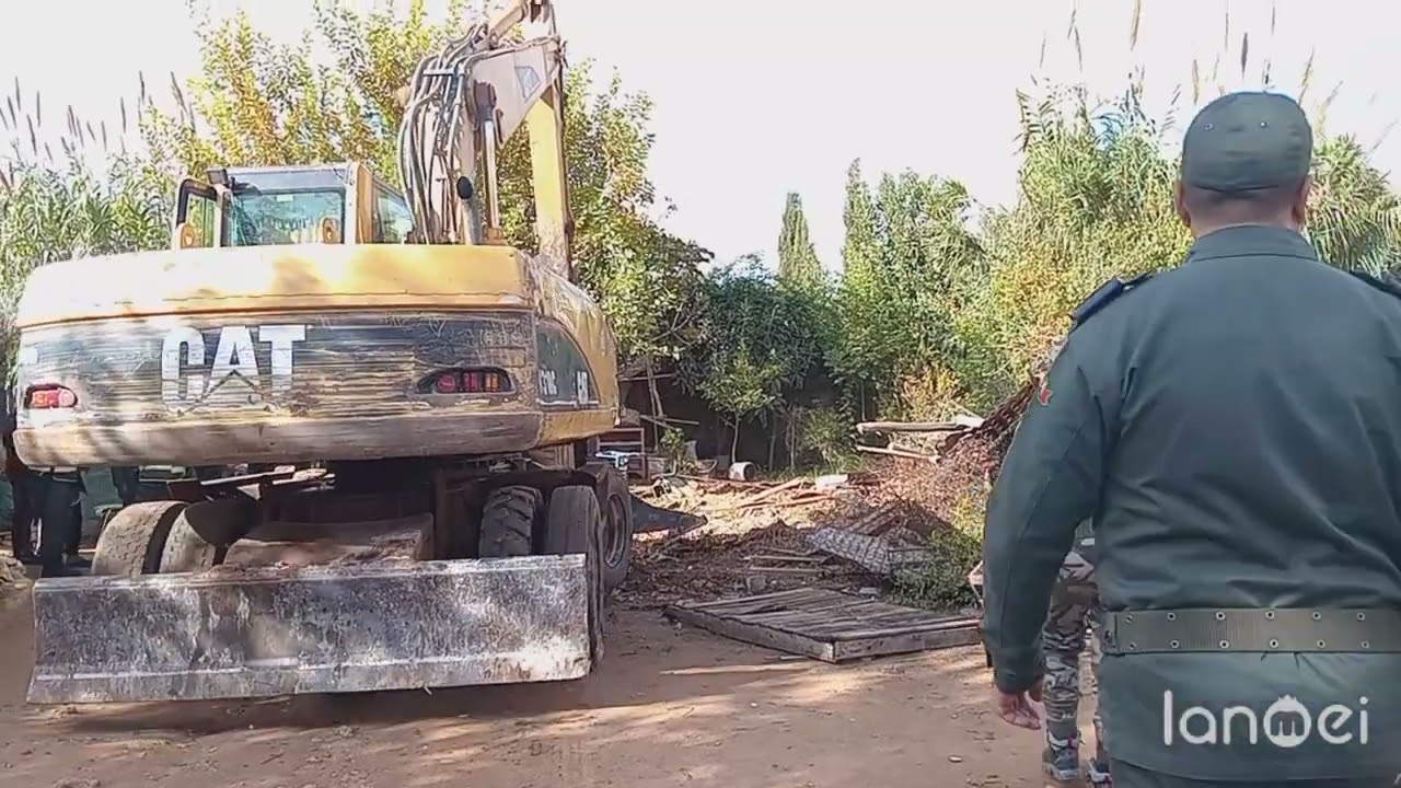  إنزال أمني بمكناس:السلطات المحلية تواصل عملية هدم المنازل العشوائية بحي الجيني بعد تعويض الساكنة 