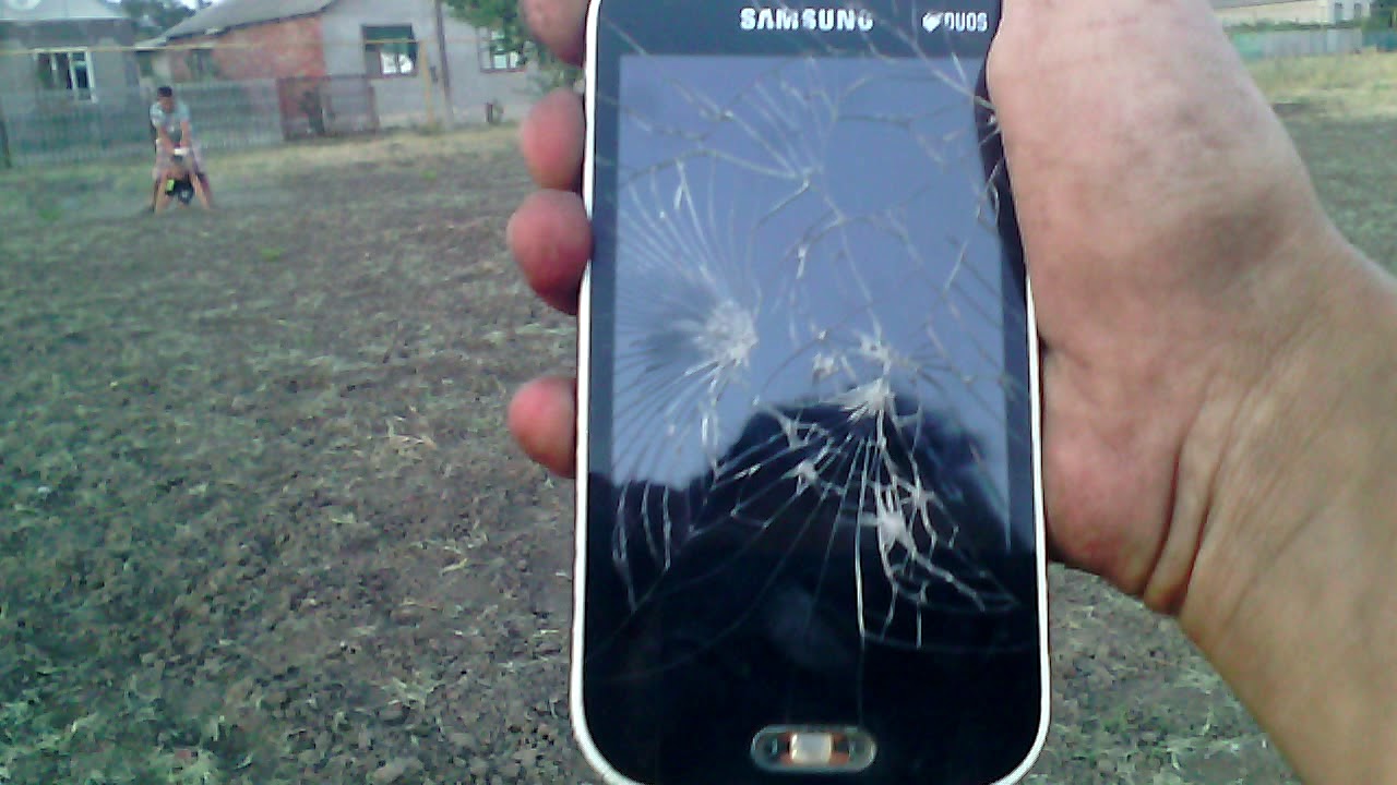 Какой телефон не разбивается. Разбитый телефон. Разбил новый телефон. Телефон с разбитой камерой. Сяоми экран разбился.