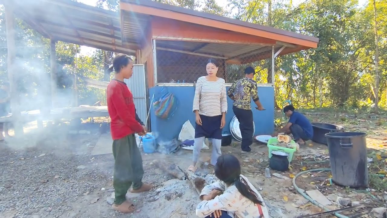 บรรยากาศตอนเช้าในช่วงที่เผ่าตองเหลืองเต้าโฮมกันช่วยกันทำอาหาร คนป่า เผ่าตองเหลือง ຄົນປ່າ 