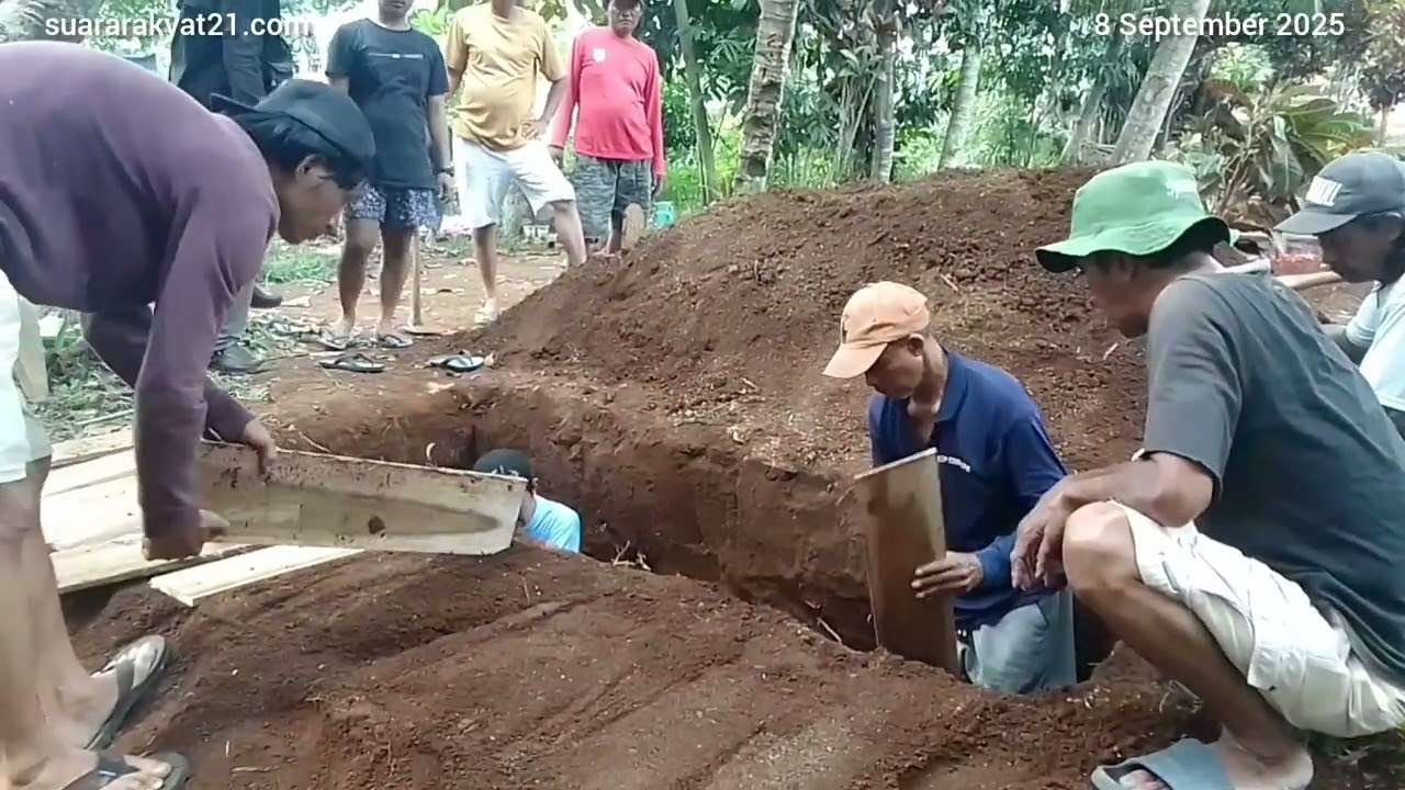 Warga Labuan Kuburkan Jasad Tak Dikenal