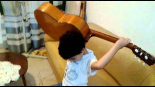 Joaqui con la guitarra hacia atrás