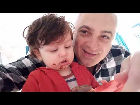 პოპულარული ქართველი ჟურნალისტი ბიძა და 1 წლის ძმის შვილი, შოკოლადის დონატებით ხალისობენ