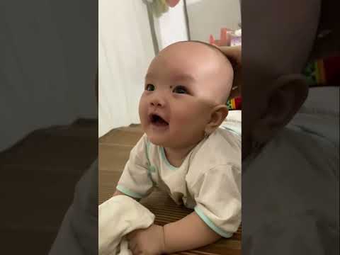 Em bé chơi