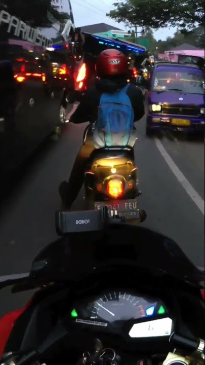 Detik detik hampir di tabrak rombongan bus barbar , blong kanan terus