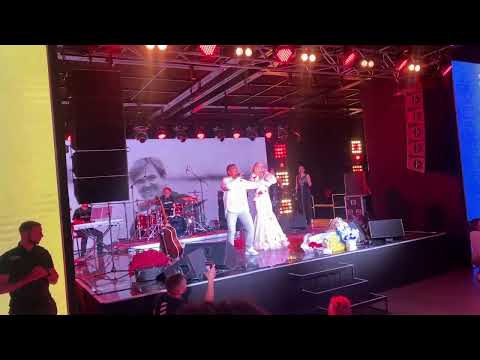 Михайло Грицкан та Катерина Бужинська виконали пісню 100 тисяч кроків у Києві