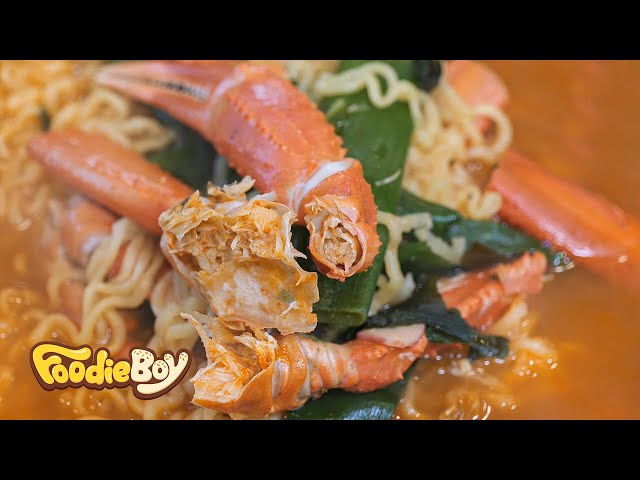 Red Crab Noodles / Uljin Korea / Korean Street Food / 홍게라면 / 울진 후포리 한마음 대게수산