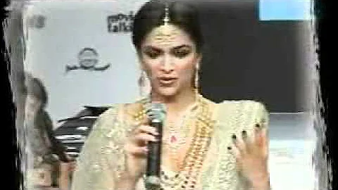 Video - Deepika -- Katrina Walk The Ramp At 'IIJW 2010'.www.apnawarez.com.wmv