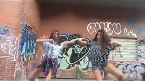 Carmen lvarez y Ana Diez bailando 'Watch Me
