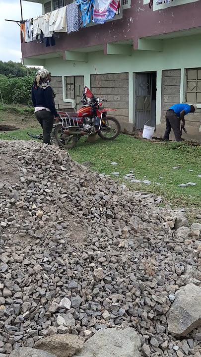 Huyu mrembo kazi yake ngwisa