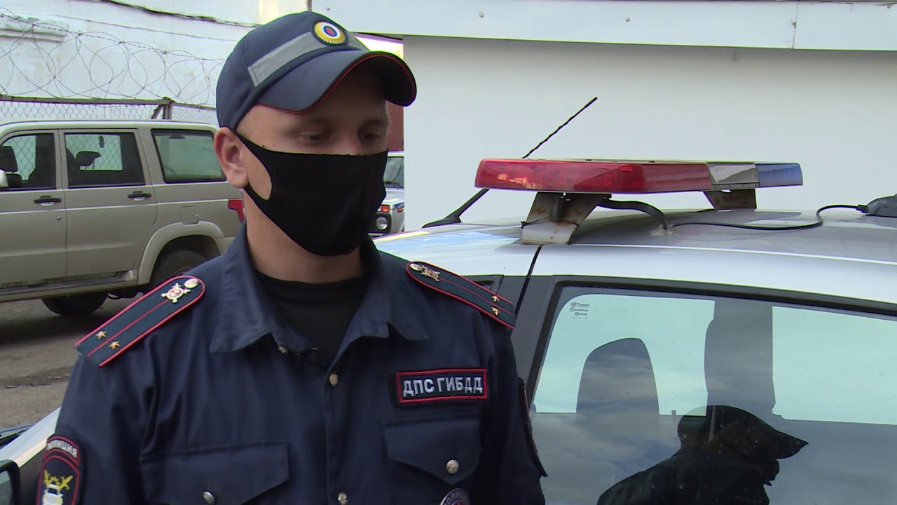 Мужчина заправляет автомобиль Мужчина заправляет автомобиль
