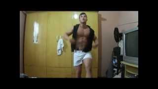 Garoto Bonito Dançando No Quarto