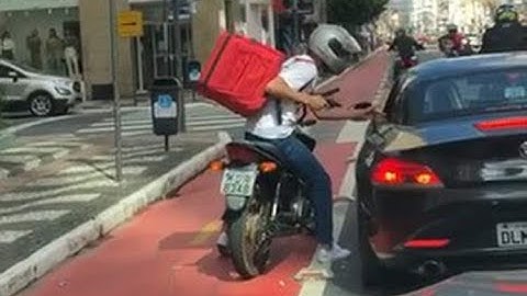 Vídeo mostra criminoso assaltando motorista no Centro de Balneário Camboriú (SC)
