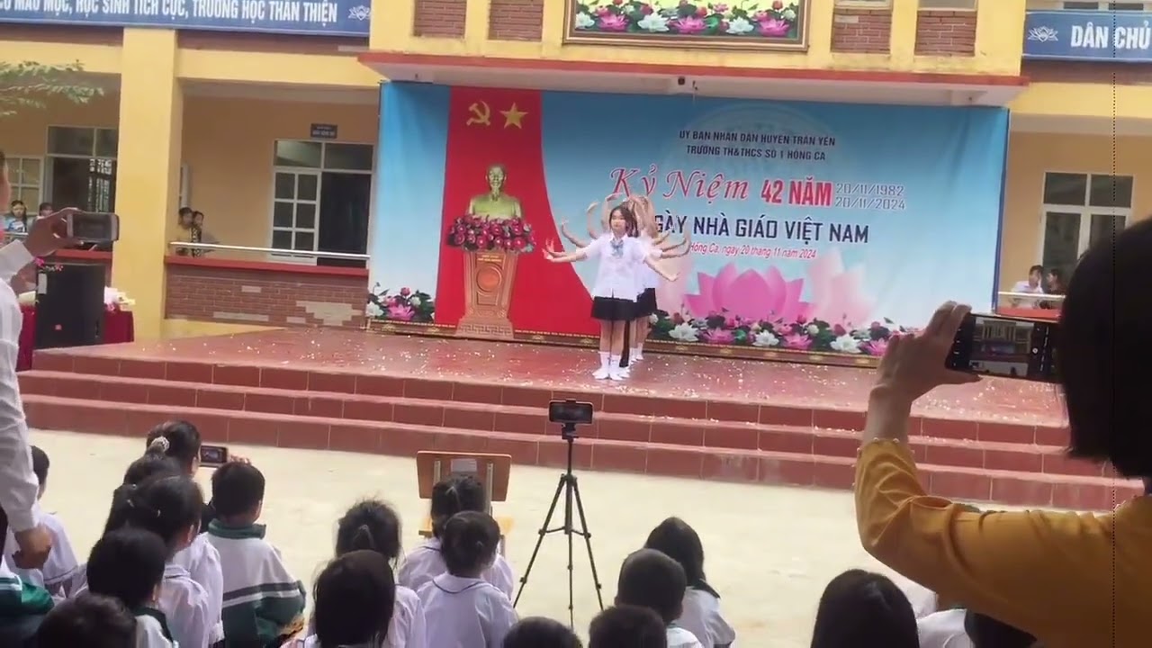 “Nhảy ‘Tiến Lên Việt Nam Ơi’ - Chi Đoàn 8B hết mình vì đam mê và sức trẻ! 🇻🇳🔥”