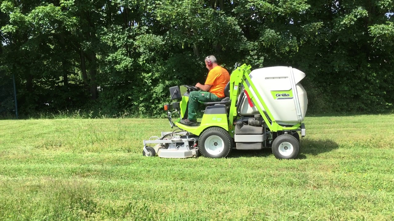 Grillo FD 900 im hohen Gras