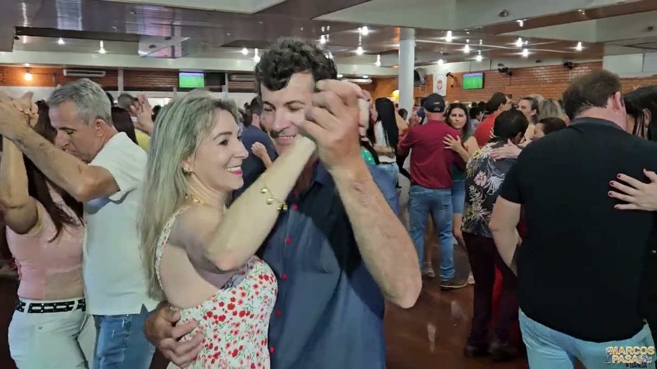 Vamos que Vamos Dançar Esse Bailão Com as Melheros do Marcos Pasa No Forró AO VIVO
