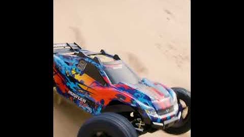 Traxxas Rustler 4×4 VXL desert stunt🔥