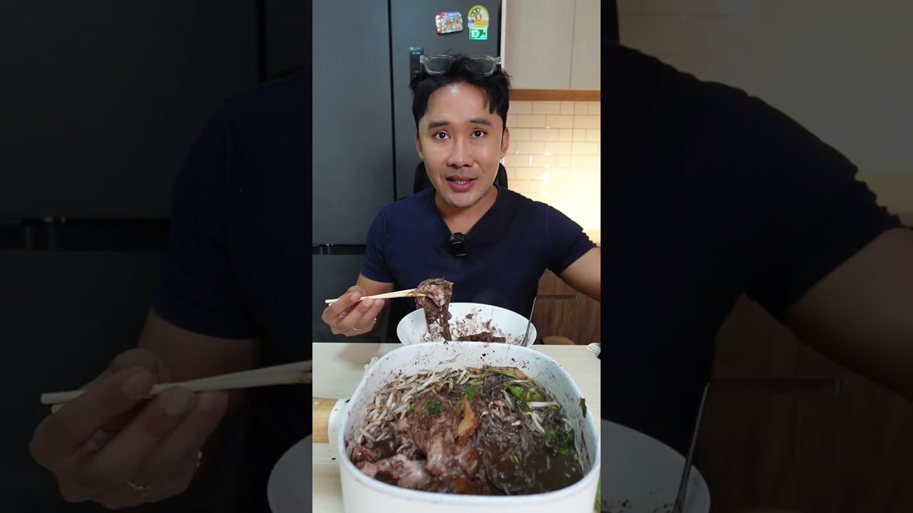 Лапша со свиной ногой сейчас в тренде. Огромные куски свиной ноги! | Едим с Ги