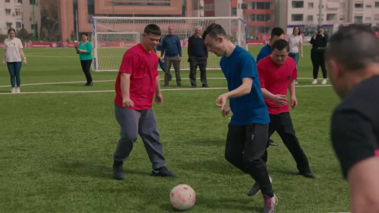 “Futbolli na bashkon”/ FSHF mirëpret fëmijët specialë të qendrës “Xhonatan”