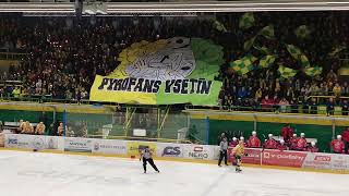 20. 12. 2023 VHK Vsetín - HC Poruba 2:3, choreo domácích na začátku utkání.