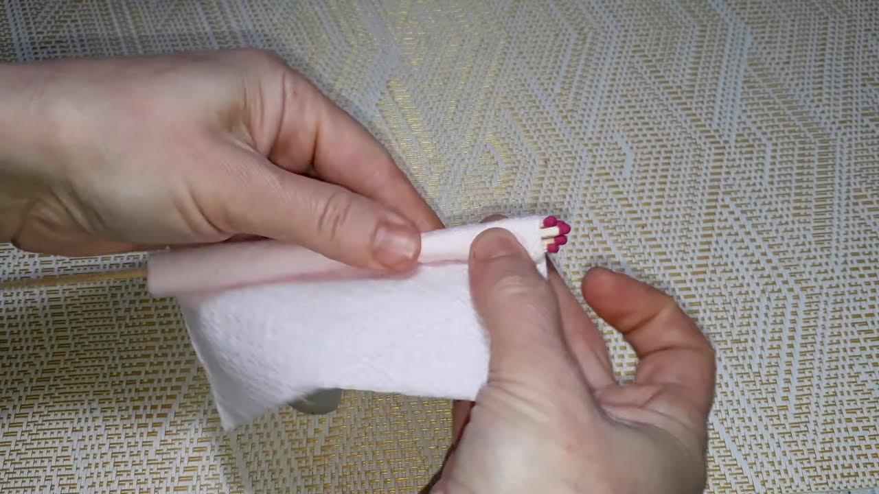 Взяла СПИЧКУ, САЛФЕТКУ, НИТКИ и парафиновую СВЕЧУ/ Вот что получилось ...