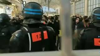 sam 4janv 2020 FdO enferment les manifestants dans la Gare du Nord à paris  Gazage à linterieur