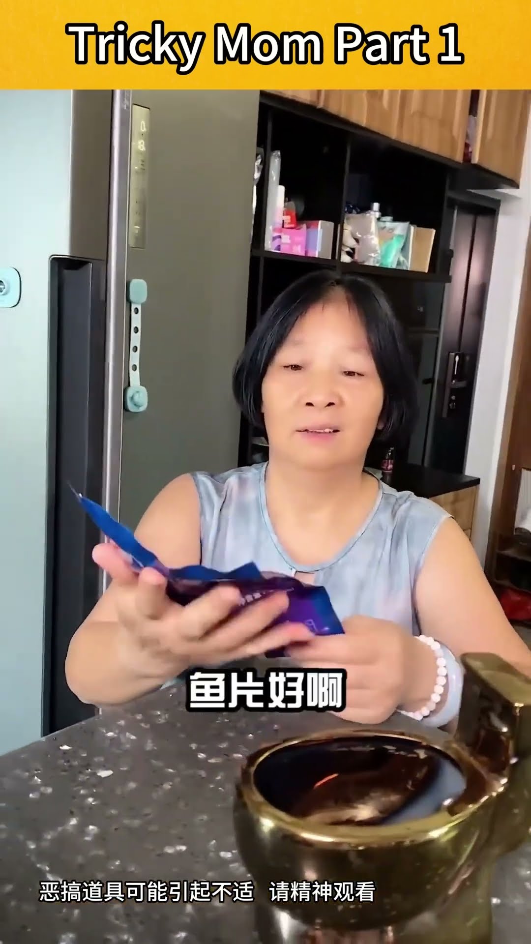 The mom was so scared she turned into a screaming chicken! #shorts #funny #guige