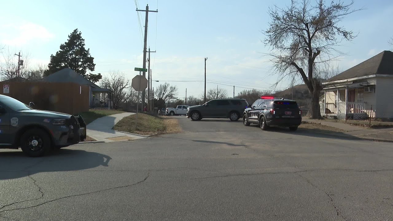 Two people found dead inside Bartlesville home following standoff - YouTube