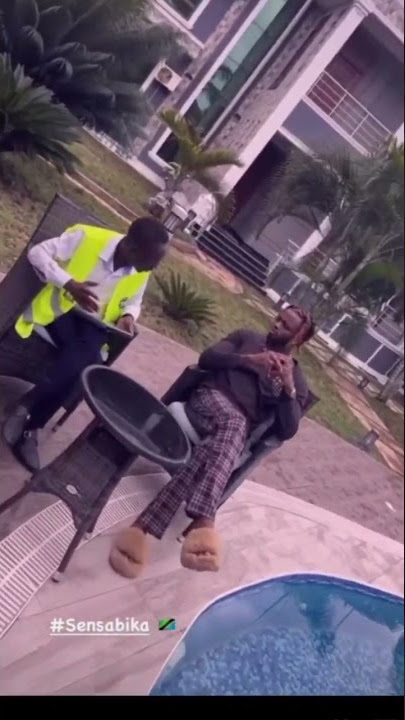 Daimond akihesabiwa na karani wa Sensa nyumbani kwake. #sensabika