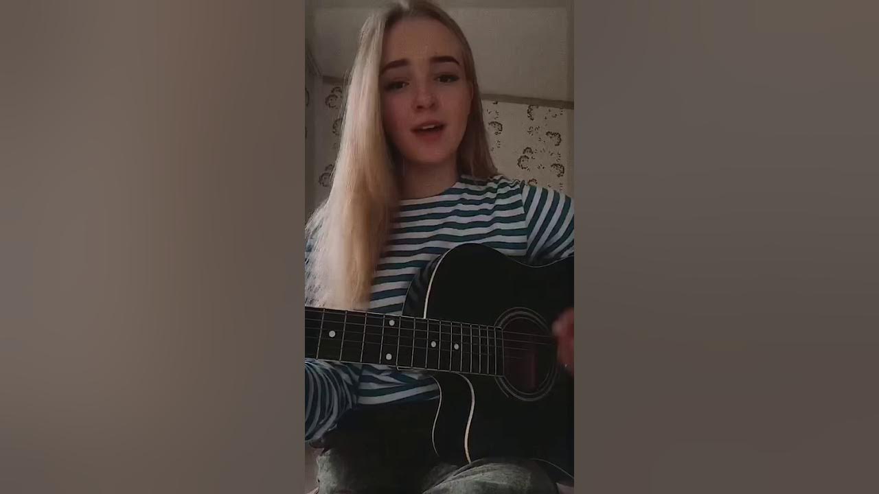 Дети на поляне. Дети музыканты. Гитара для детей. Девочка с гитарой. Песня детство поет девушка.