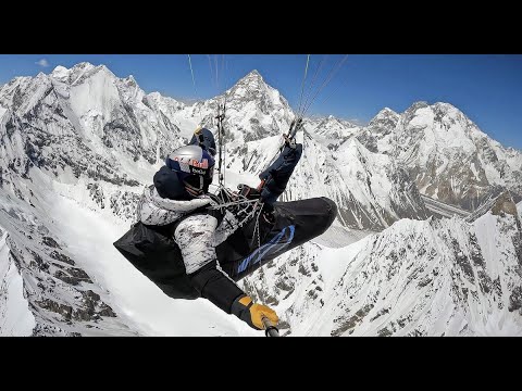 Horacio Llorens volando en parapente a 7.000 metros en el Karakorum