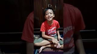 Joe menyanyikan lagu diatonis mayor/minor