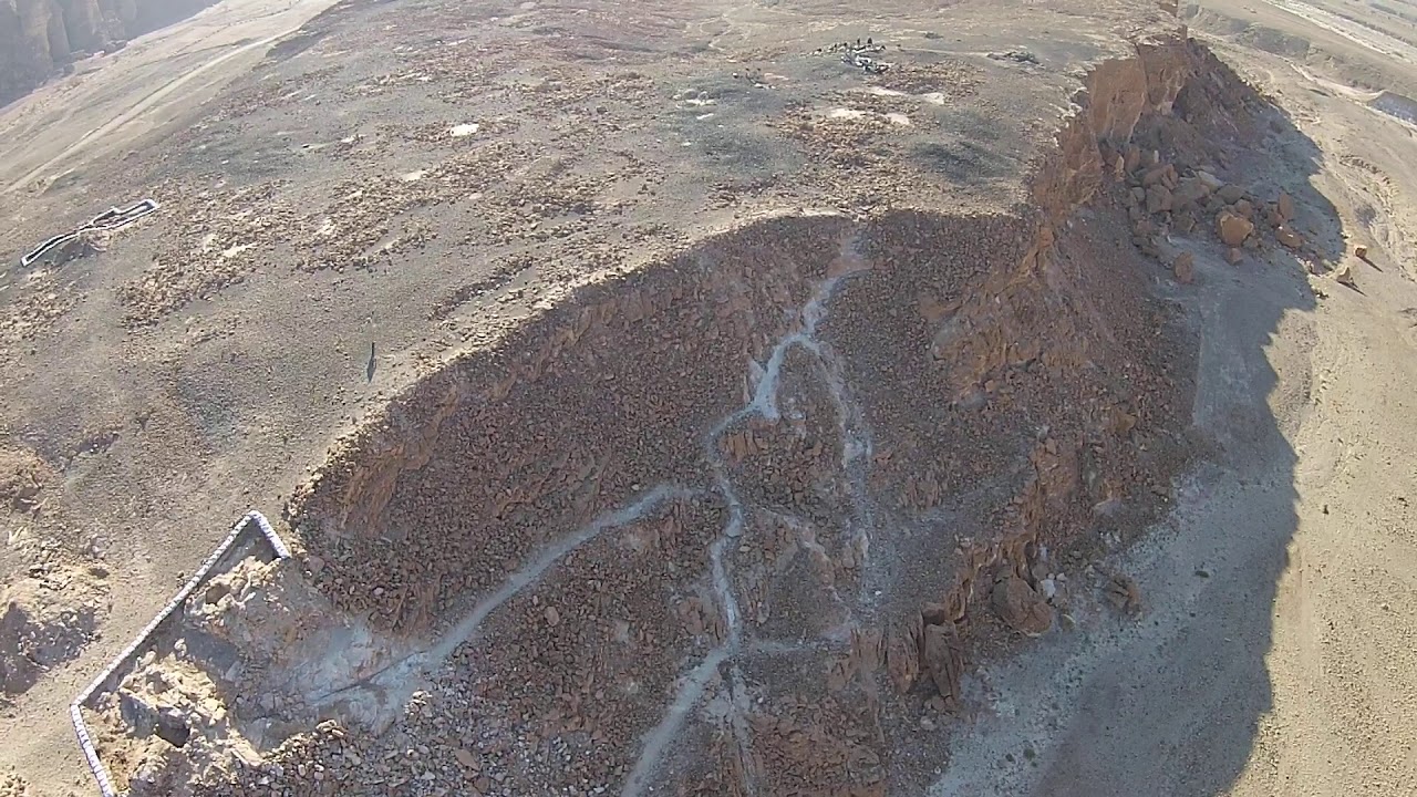 צילומי רחפן של חפירות בגבעת העבדים, בקעת תמנע