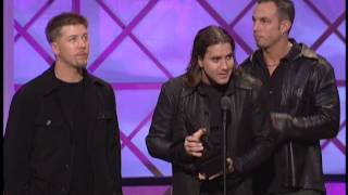 Creed wins Favorite Alternative Artist Award -- AMAs 2001