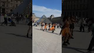 巴黎玻璃金字塔l&#39;ve舞蹈