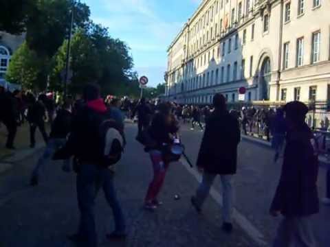Charge Des Manifestants Sur Les Policiers En Civil