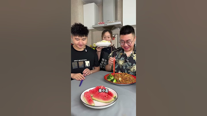 蠢哥哥欺负弟弟，不让弟弟吃菜，谁料妈妈发现了哥哥的私房钱请弟弟吃大餐