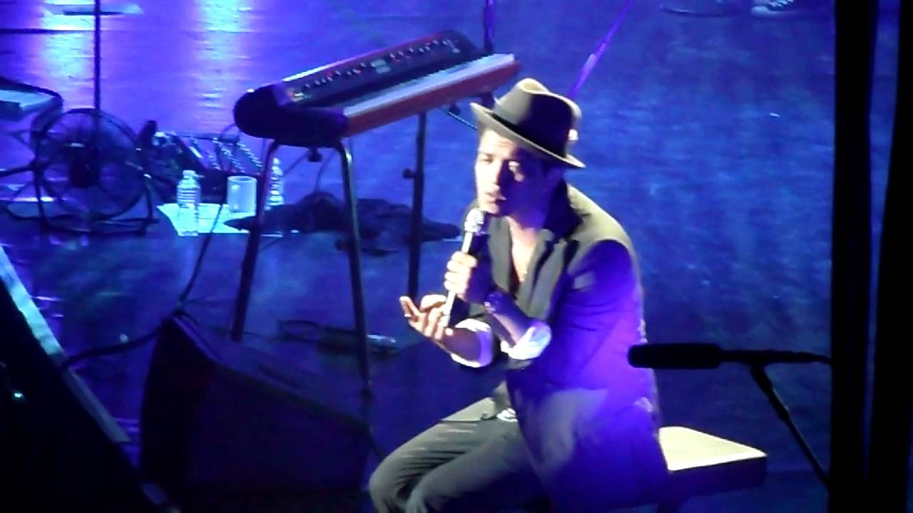 Bruno Mars Lighters/Talking to the moon Brussel YouTube