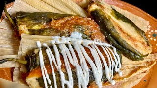 TAMALES ENVUELTOS EN CHILE POBLANO CON SALSA DE MOLCAJETE Y QUESO / TAMALES