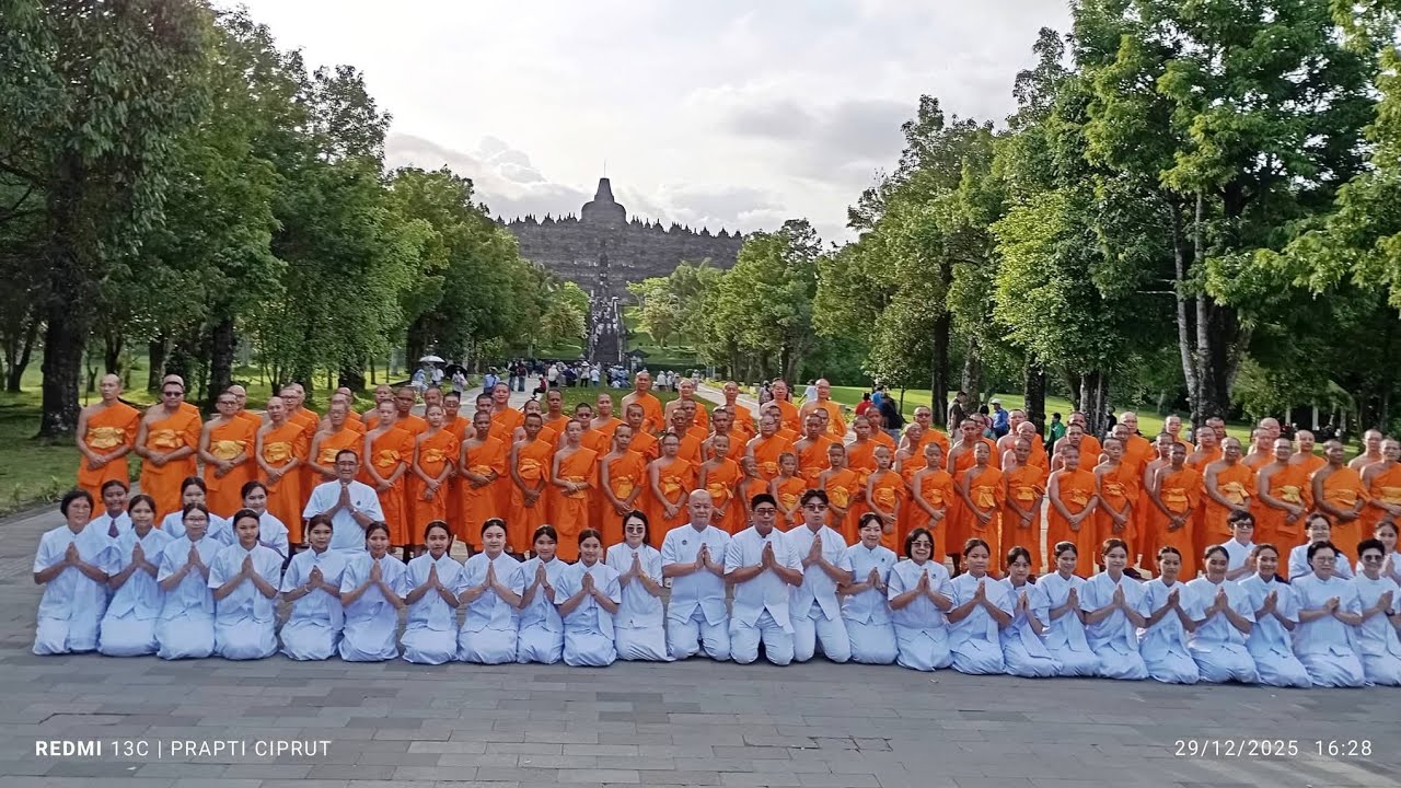 UPACARA PEMBERIAN BEASISWA SAMANERA SEMENTARA_DI MAJAKSINGI MAGELANG