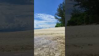 Ada yang tau nama Pulau di depan Windesi ini?