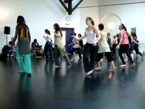 Stage de danse africaine organisÃ© par l'association SUNU AFRICA le dimanche 12 dÃ©cembre 2010 aux Studios Decanis Ã  Marseille. Au programme, 3 heures de danse africaine traditionnelle pour se dÃ©crasser les articulations un dimanche matin. Merci Ã  Come, Gauthier, Daouda, et Gilles de nous avoir accompagnÃ©s aux percus et Ã  Pape de nous avoir fait danser ! Les bÃ©nÃ©fices de ce stage serviront Ã  financer les projets de Sunu Africa. (vidÃ©o-photos-montage : Sunu Africa / audio : Assane Gaye)