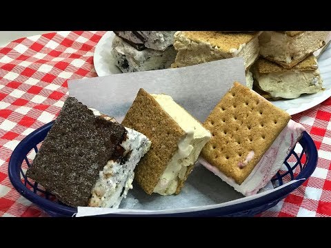 GRAHAM CRACKER ICE CREAM SANDWICHES!! PERFECT TREAT FOR JULY 4TH!!