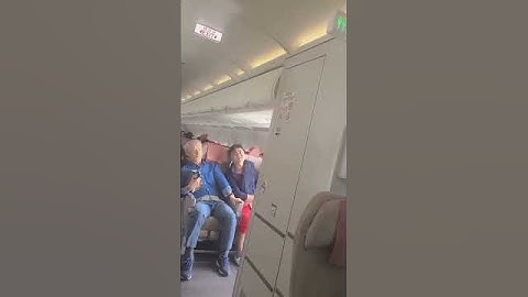 Passenger opens plane door midair on a flight | GMA