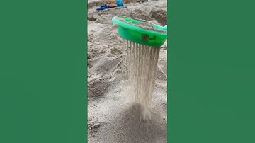 Đãi cát tìm vàng ở bờ biển🤣 #thuthach #shorts